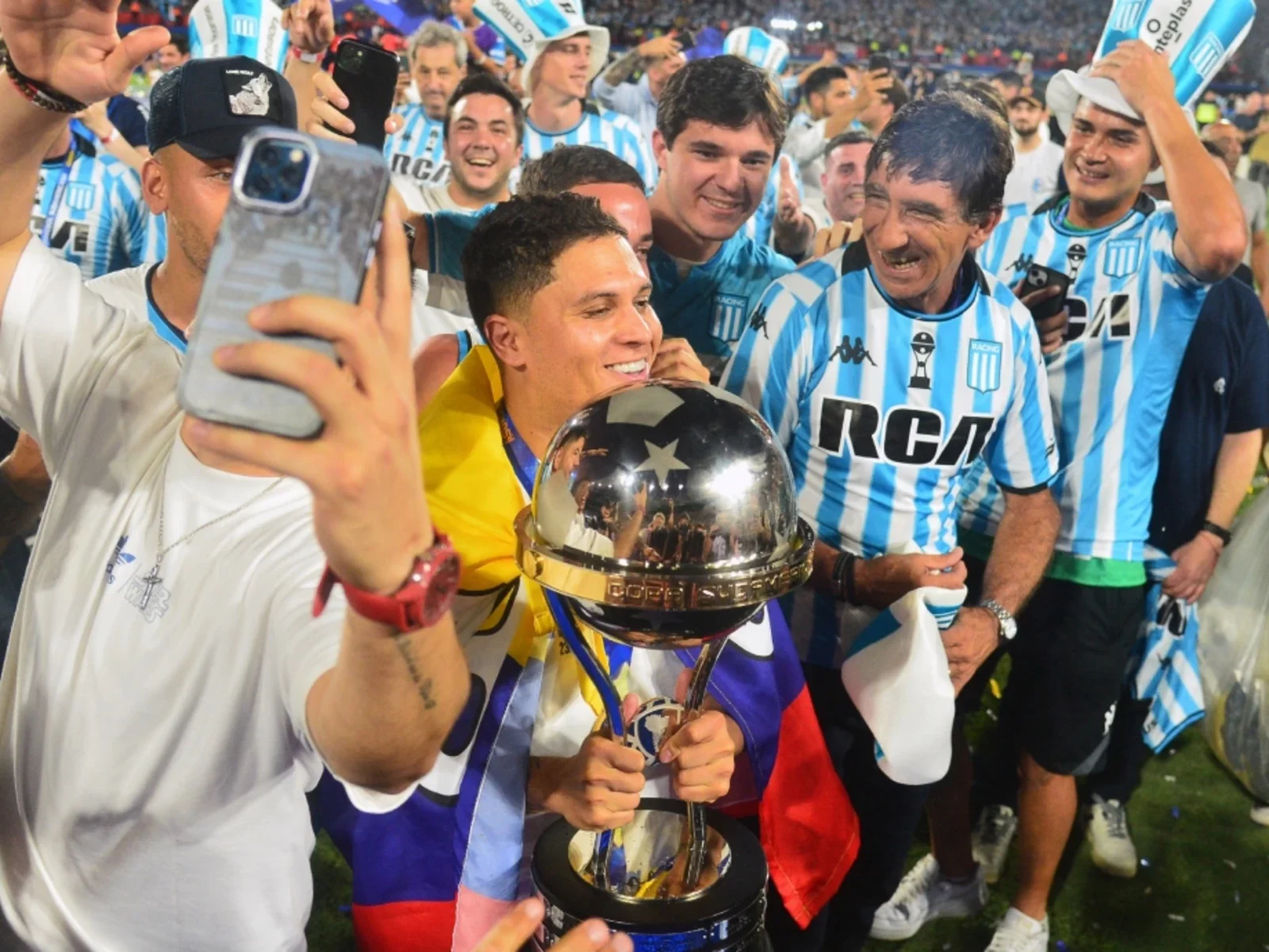 Juan Fernando Quintero con la Copa Sudamericana -AFP