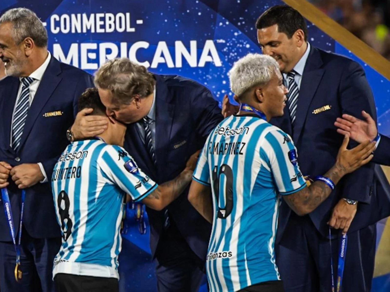 Roger Martínez y Juan Fernando Quintero consagrándose como campeones de la Copa Sudamericana - AFP