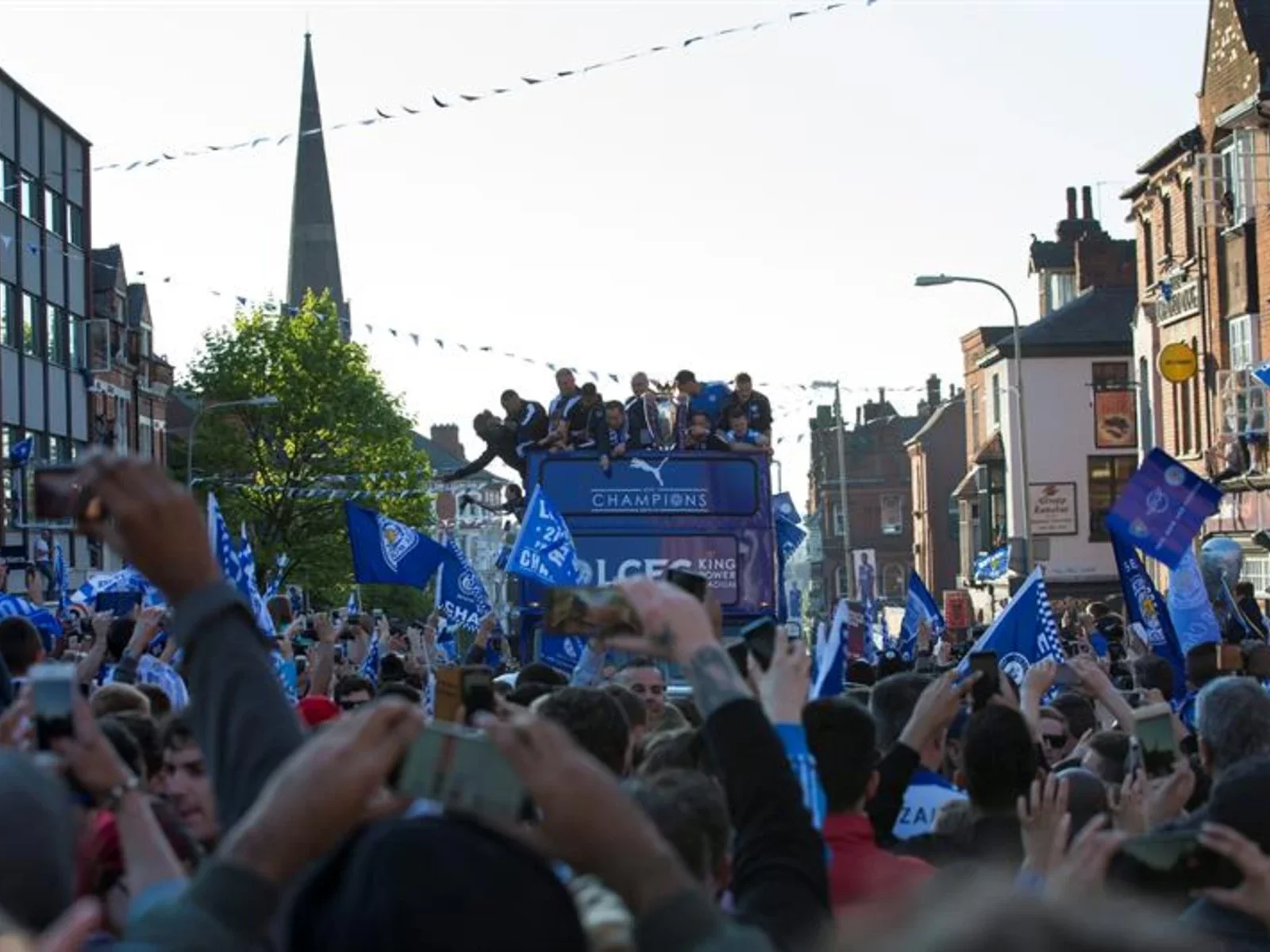 Así celebró Leicester su primer título de la Premier League con sus hinchas