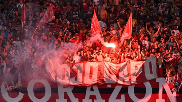 Hinchas de América realizaron un banderazo antes del clásico