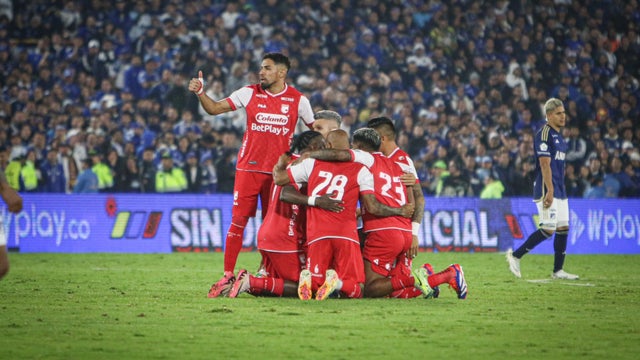 Independiente Santa Fe estará en la Copa Libertadores 2025 por su posición en tabla de reclasificación / VizzorImage / Luis Ramirez