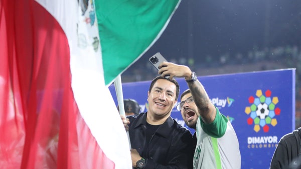 Efraín Juárez celebró el título con la barra de Atlético Nacional