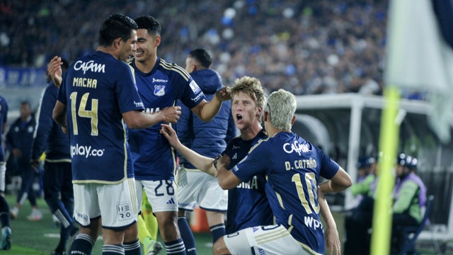 Jugadores de Millonarios celebrando un gol