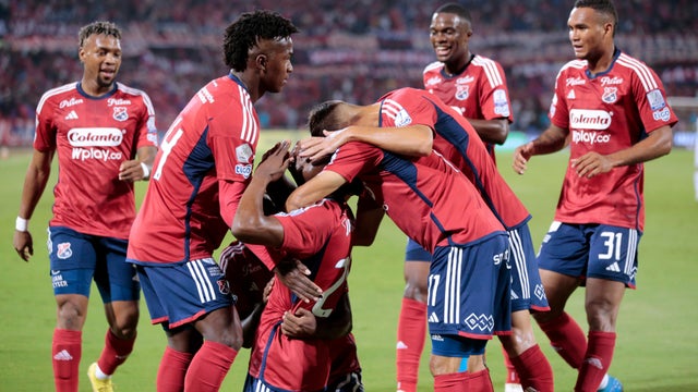 Jugadores de DIM celebrando un gol