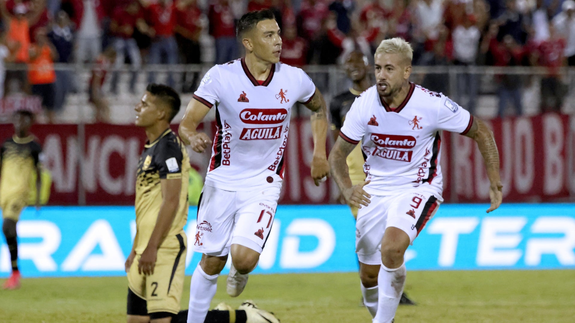Harold Rivera celebra un gol con América - VizzorImage