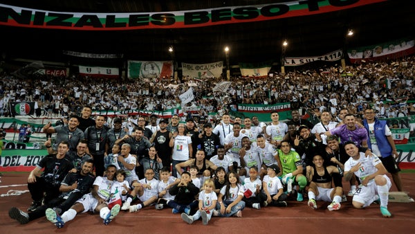 Once Caldas celebra sus 64 años de historia con sus ídolos