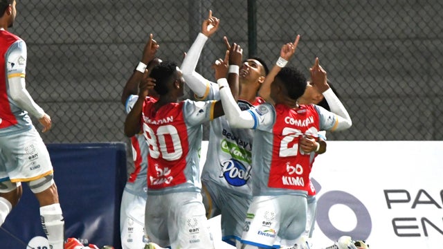 Jugadores de Fortaleza CEIF celebran un gol - VizzorImage