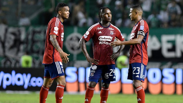 Jugadores de DIM en partido