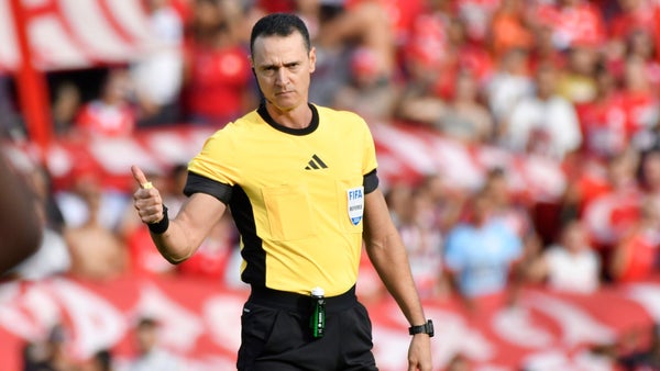 Mira los árbitros que dirigirán la fecha de clásicos en Liga Mira los árbitros que dirigirán la fecha de clásicos en Liga