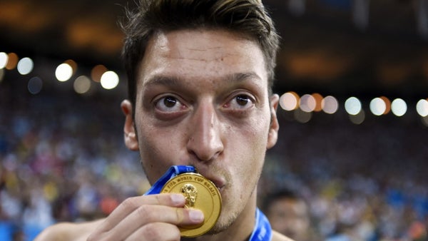 El alemán Mesut Ozil tendría un rol importante en el FPC