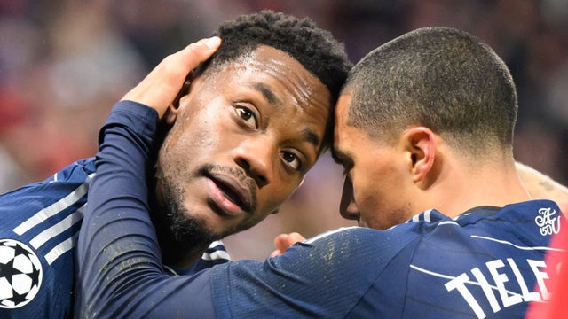 Jhon Durán celebra un gol con Youri Tielemans - AFP