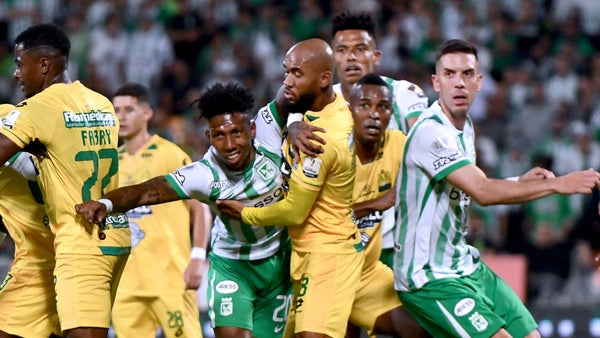 Fredy Hinestroza dejó a Bucaramanga con 10