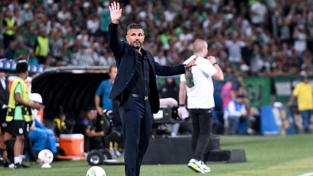 Javier Gandolfi dirigiendo la final ida de Superliga con Nacional