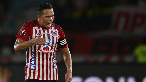 ¡Qué lujo! Carlos Bacca entrenó con su hijo en Junior