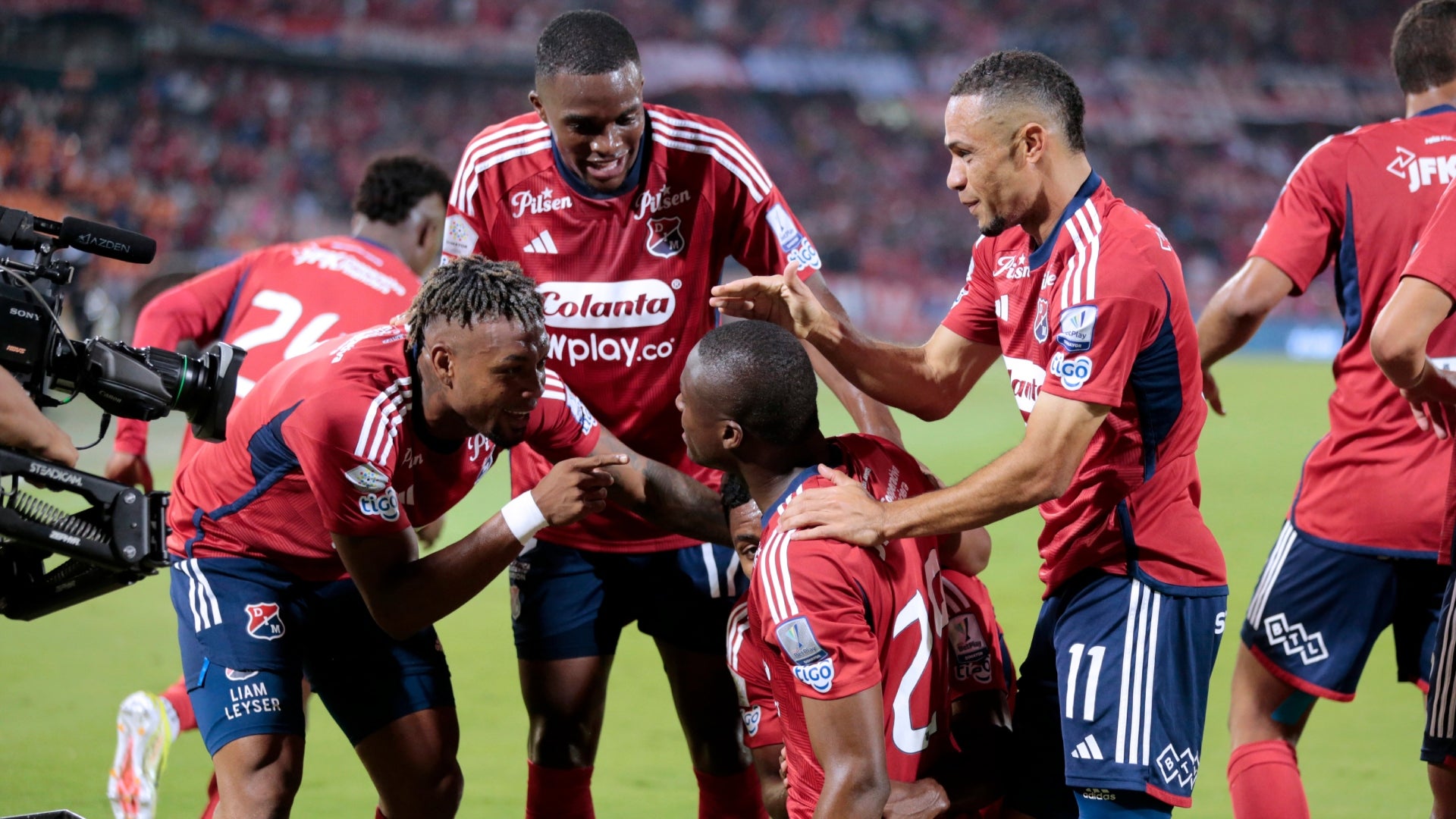 JUGADORES DE DIM CELEBRANDO UN GOL