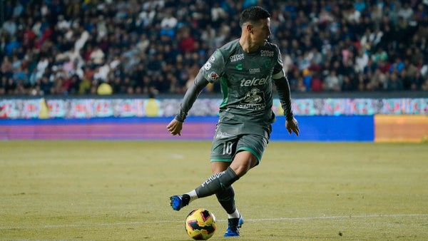 La fuerte patada que recibió James Rodríguez en México La fuerte patada que recibió James Rodríguez en México