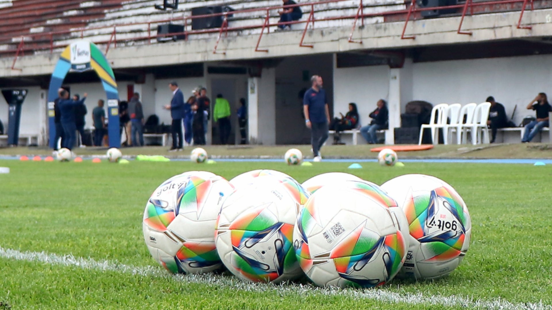 Balones Golty en el estadio Alberto Grisales - VizzorImage
