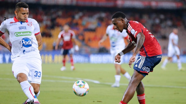 ¿Era penal? Mira la jugada que se sancionó a favor de Medellín