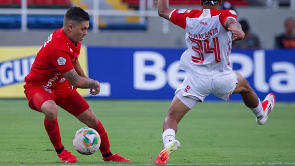 Juan Fernando Quintero por poco marca de tiro libre Juan Fernando Quintero por poco marca de tiro libre