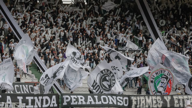 Hinchas de Once Caldas en el Palogrande - VizzorImage
