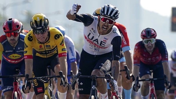 Sebastián Molano sufrió una aparatosa caída en el UAE Tour