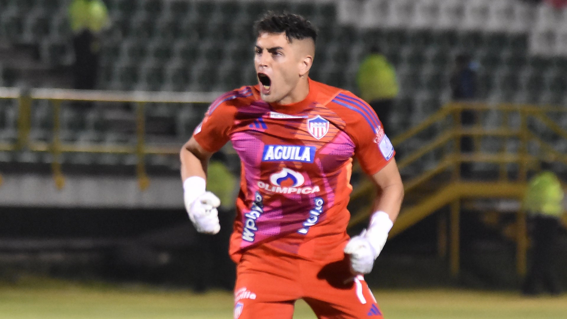 Santiago Mele, figura del Boyaca Chico vs Junior - VizzorImage