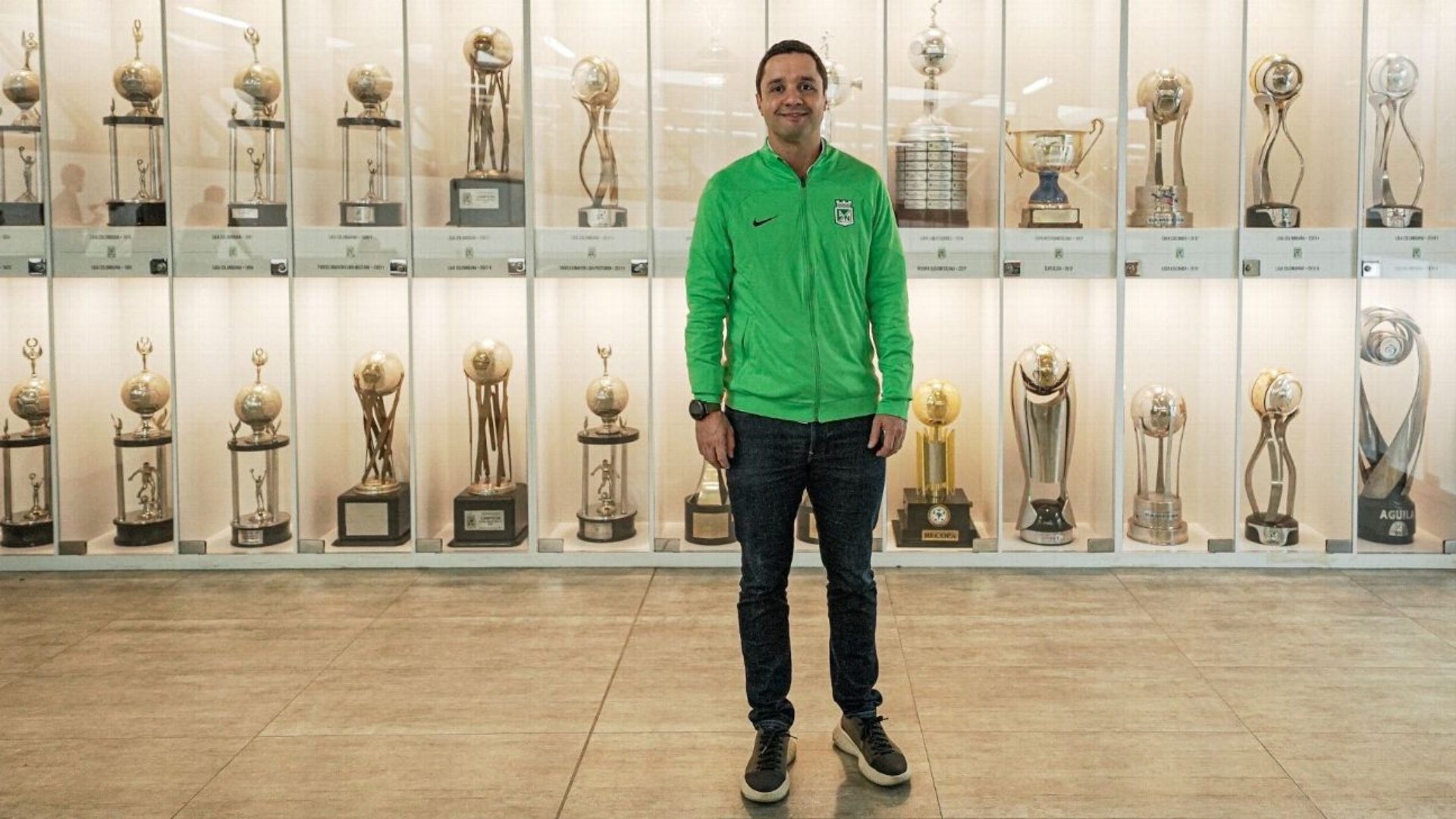 Presidente de Nacional con trofeos