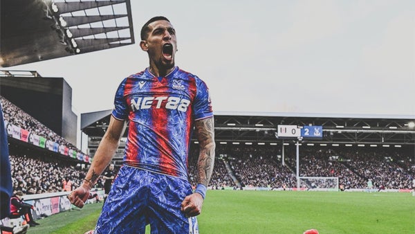Daniel Muñoz anotó un golazo en la victoria de Crystal Palace