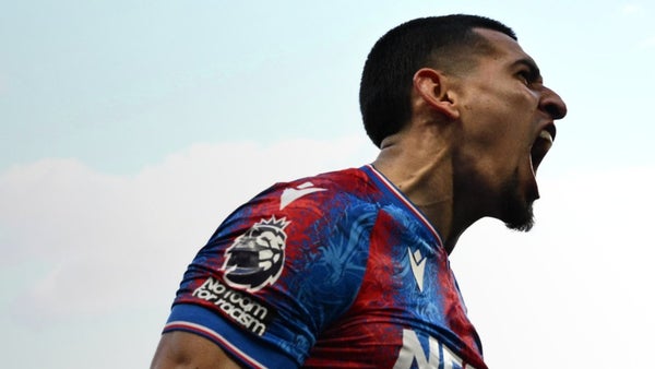 Daniel Muñoz lidera tres rankings en la Premier League