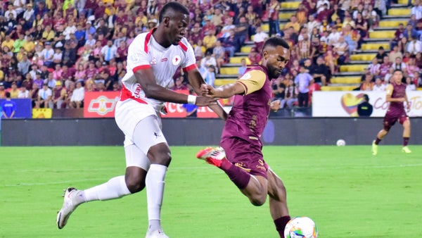 González vs. Soto: el portero negó dos veces el gol contra América