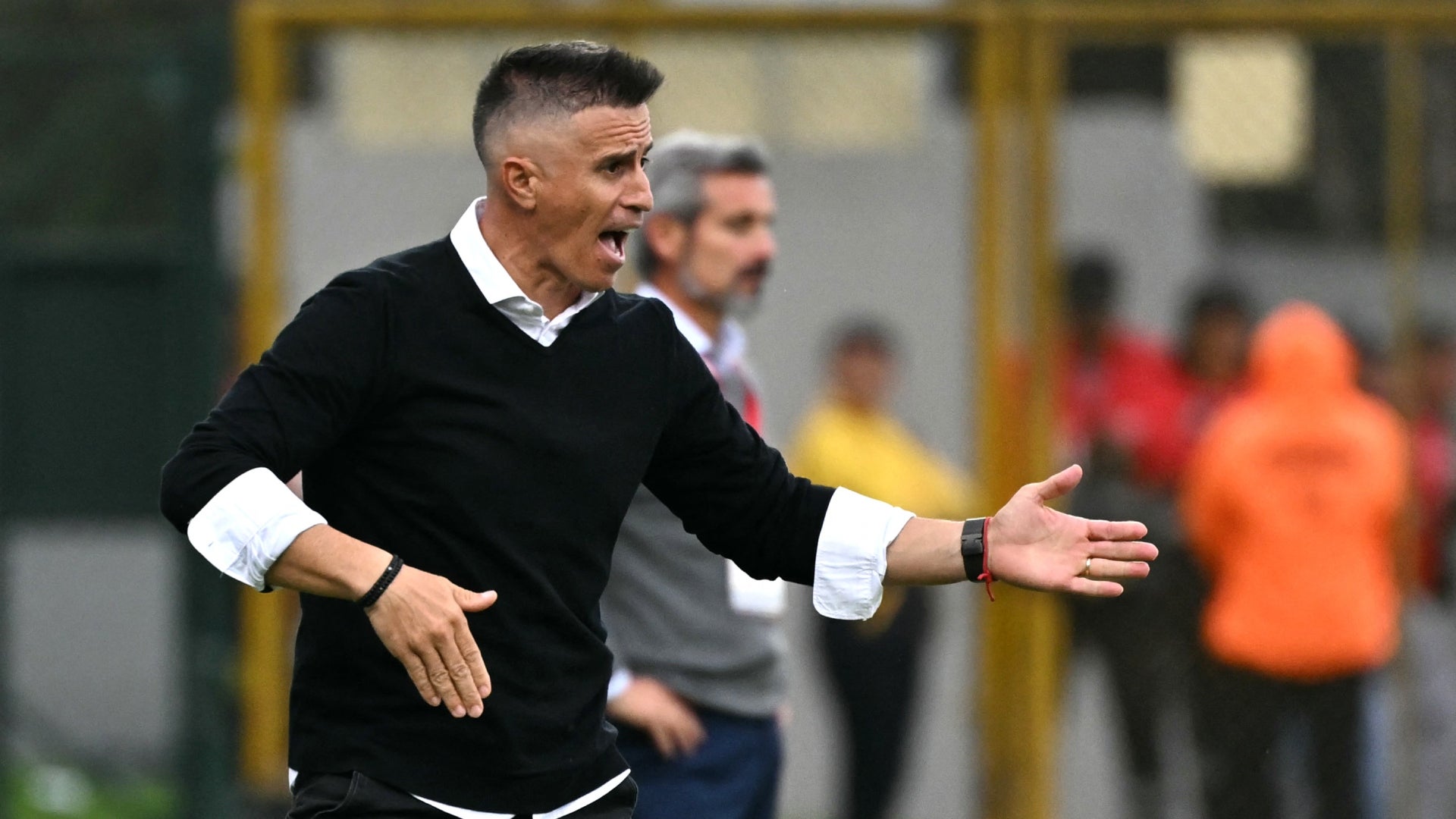 Pablo Peirano sale de Santa Fe - AFP