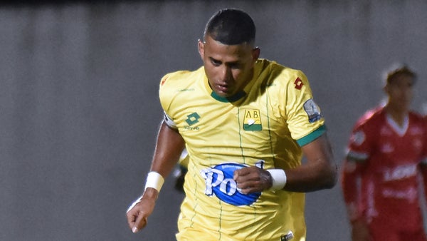 Carlos Henao fue expulsado por patear a Teófilo Gutiérrez