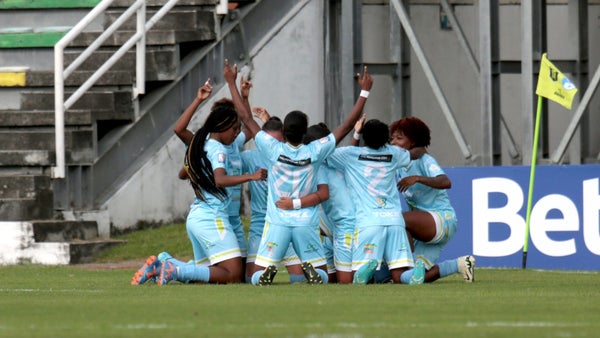 Internacional, con este gol de tiro libre, derrotó a Once Caldas