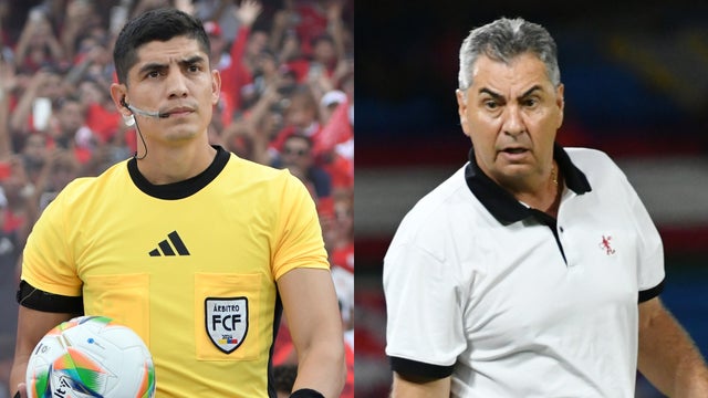 Árbitro José Ortiz vs. DT Polilla da Silva - VizzorImage