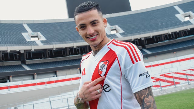 Kevin Castaño con la camiseta de River Plate - @RiverPlate