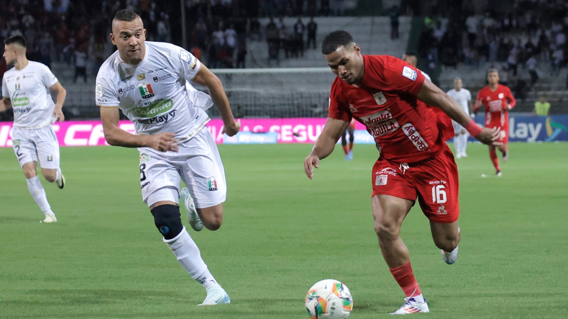 Riquett y Gomez en Once Caldas vs América - VizzorImage