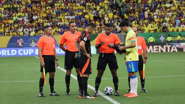 Árbitro de Brasil vs. Colombia aclaró los siete cambios en el partido