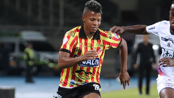 ¿Era roja? Mira la dura falta que recibió Adrián Estacio ¿Era roja? Mira la dura falta que recibió Adrián Estacio