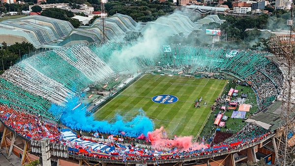 ¡El Atanasio explota! Los hinchas de Nacional y Medellín se hacen sentir en el clásico