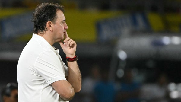 Néstor Lorenzo defendió sus cambios tras el empate vs. Paraguay