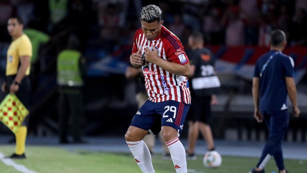 Nuevo look, misma esencia: Teófilo Gutiérrez se roba las miradas