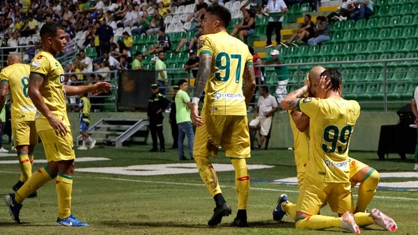 Jugador de Bucaramanga apunta contra Gustavo Florentín Jugador de Bucaramanga apunta contra Gustavo Florentín