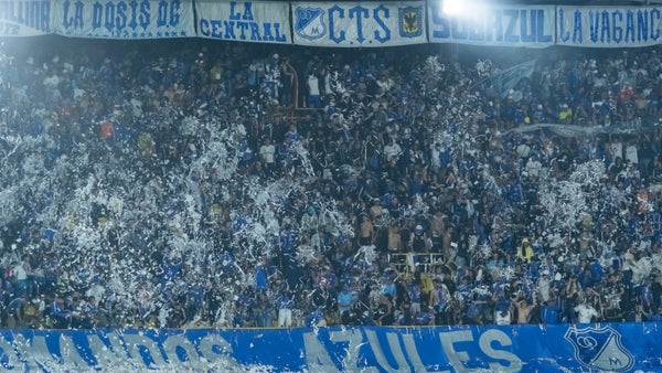 Con una pancarta, así se pidió matrimonio en el estadio El Campín Con una pancarta, así se pidió matrimonio en el estadio El Campín