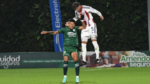 ¡Roja para Junior! El VAR dejó con un hombre menos al 'tiburón'