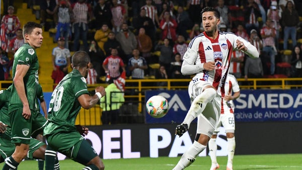 ¡Penal para Junior! Mira la mano que sancionó el árbitro