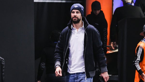 Piqué lució sus dotes de baile... ¿Le faltó movimiento de caderas?