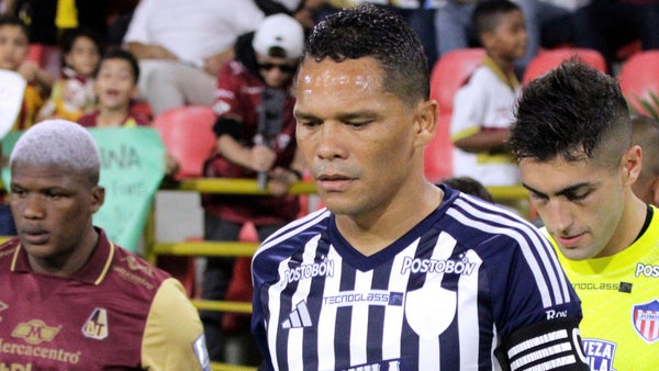 ¿Y el VAR? Mira el codazo que recibió Bacca en Tolima vs. Junior
