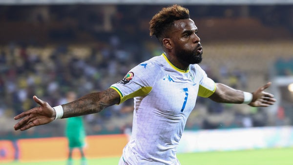 ¡Luto en el fútbol! Futbolista falleció tras caer de un edificio