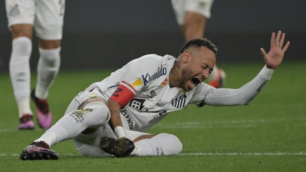 Neymar sufrió una nueva lesión que preocupa en Brasil