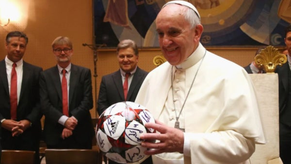 El mundo del fútbol lamenta la muerte del papa Francisco